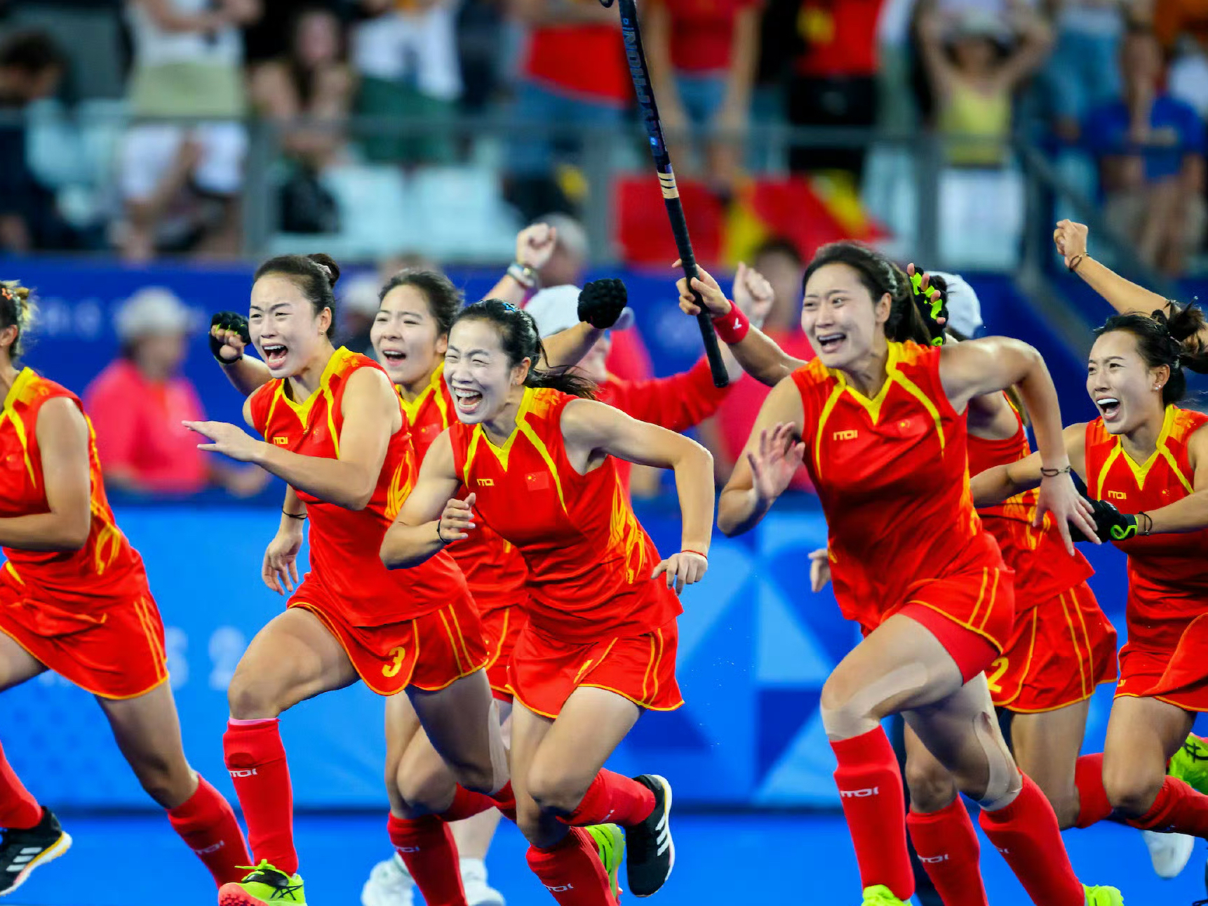 开云体育中国-世界足坛女子比拼正酣，各队交锋激烈