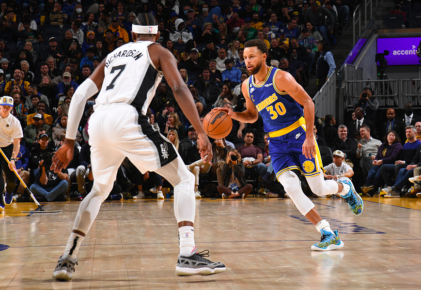 开云体育下载-勇士大胜马刺，库里杀出重围